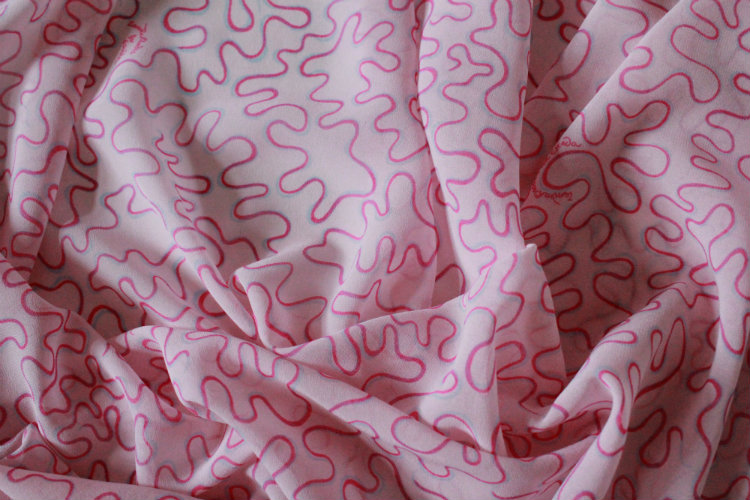 Rose crepe chiffon met abstracte spiralen motief